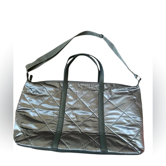 Extra Large Spacious Quilted Fabric Dark Silver Travel Bag w/shoulder strap - Picture 1 of 9